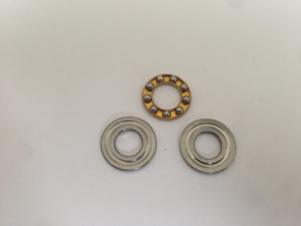 Washer and axial bearing for piston heads or spring guide