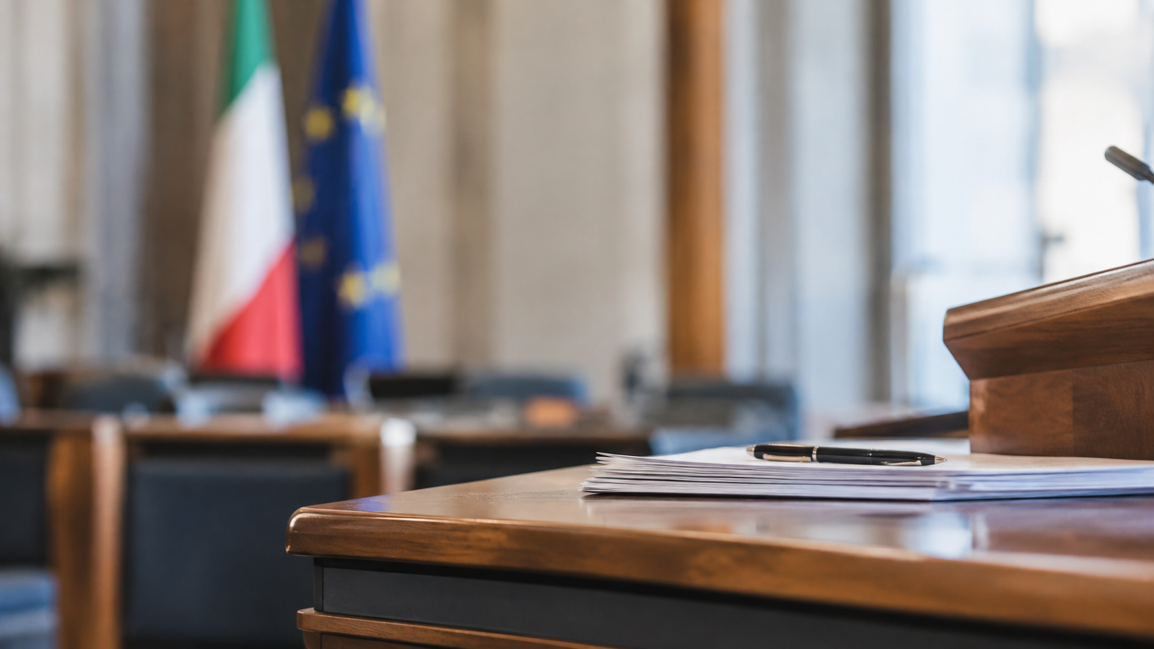 https://r3-it.storage.cloud.it/lavoce-info-uploads/uploads/2026/10/Documenti-e-penna-in-aula-istituzionale.png